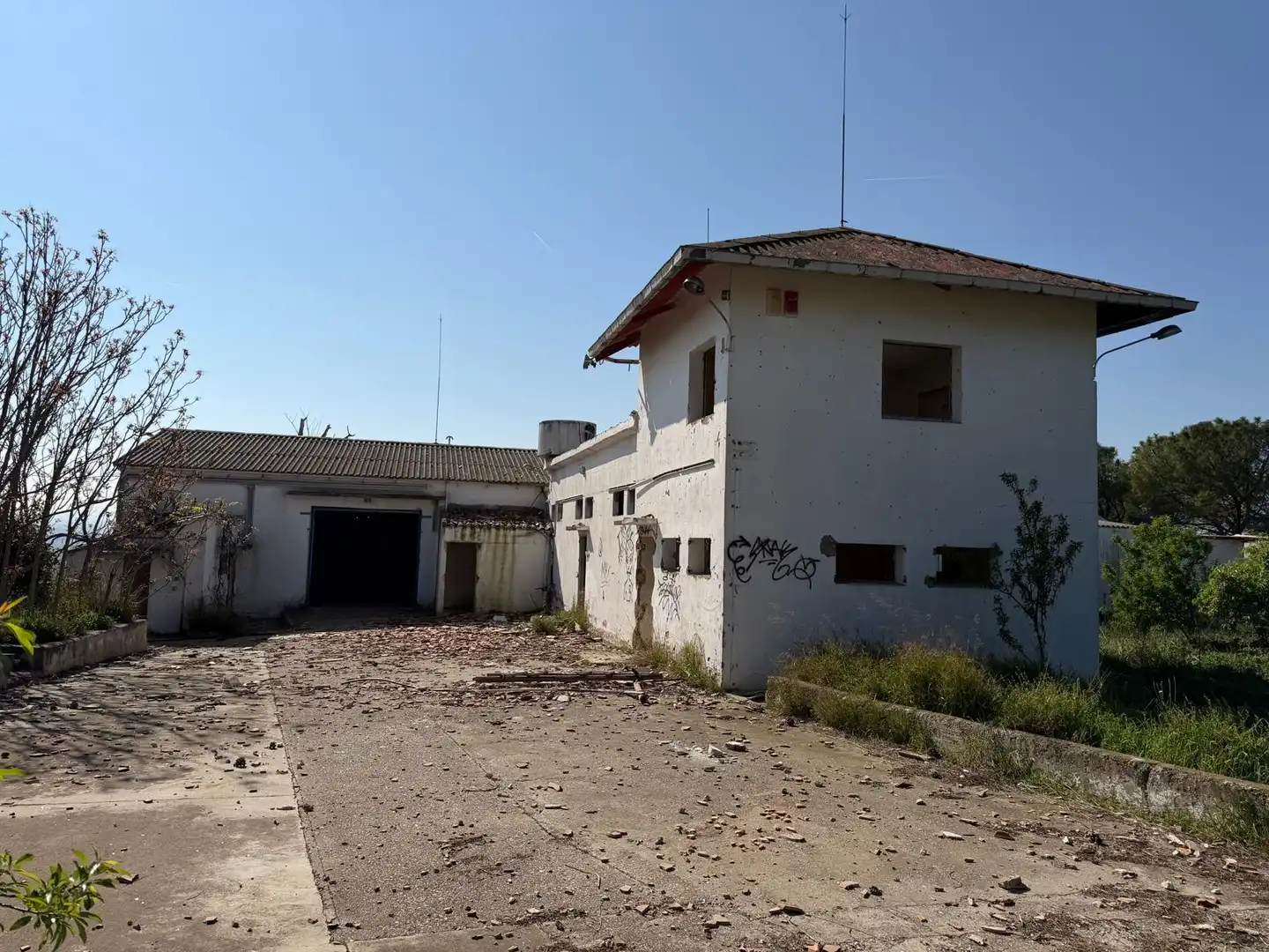 Vista exterior de Nau industrial en venda en  Lleida Capital amb Alarma