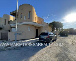 Vista exterior de Casa adosada en venda en Torre-Pacheco amb Jardí privat, Terrassa i Piscina