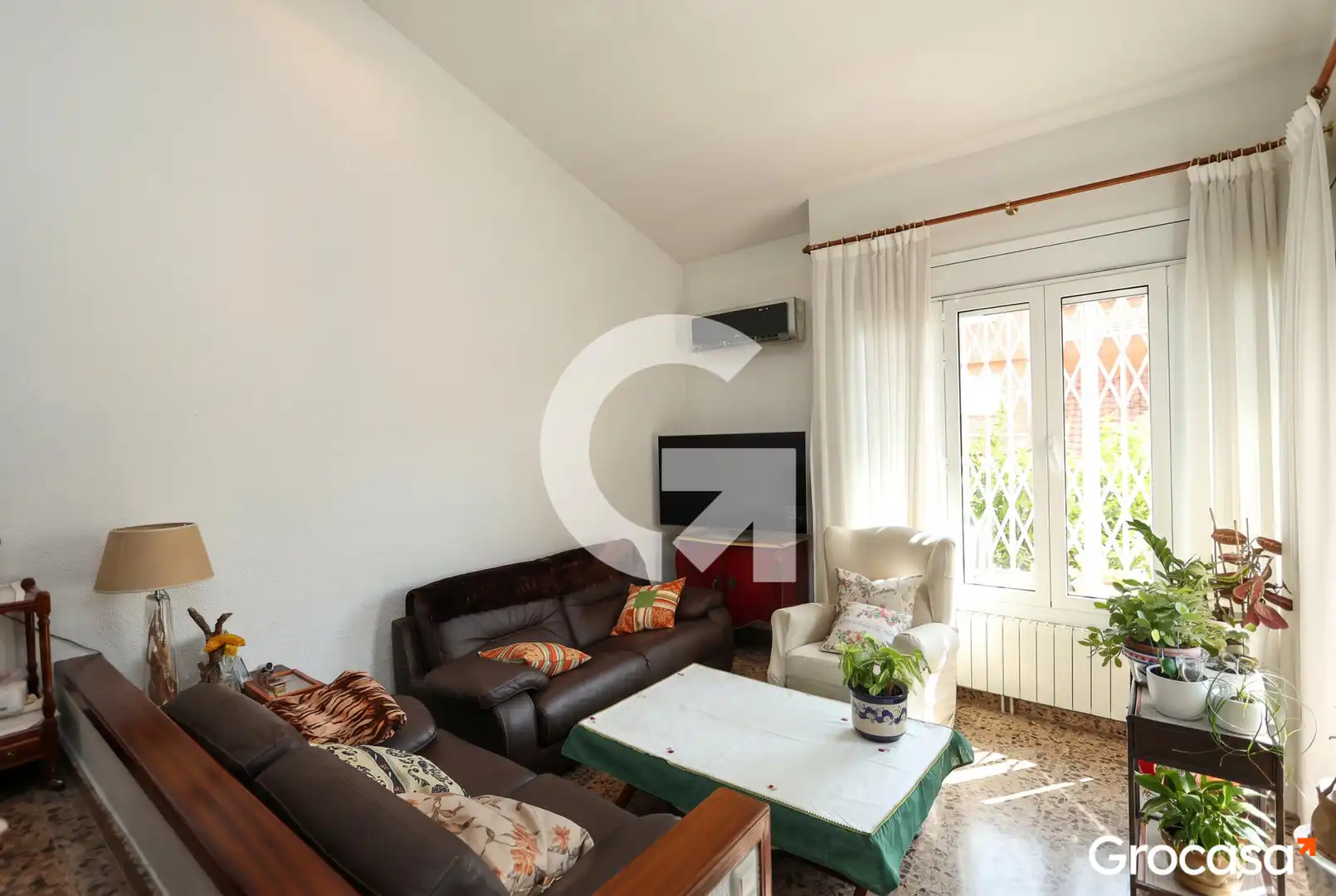 Sala d'estar de Casa adosada en venda en Sant Boi de Llobregat amb Aire condicionat, Calefacció i Jardí privat