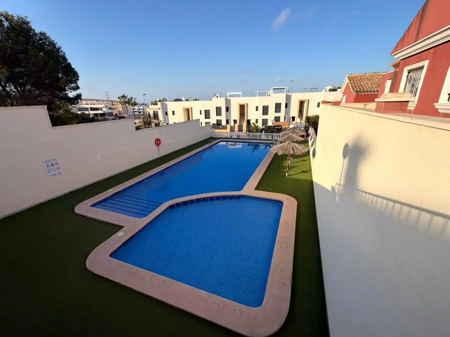 Piscina de Casa adosada en venta en Orihuela con Aire acondicionado, Terraza y Trastero