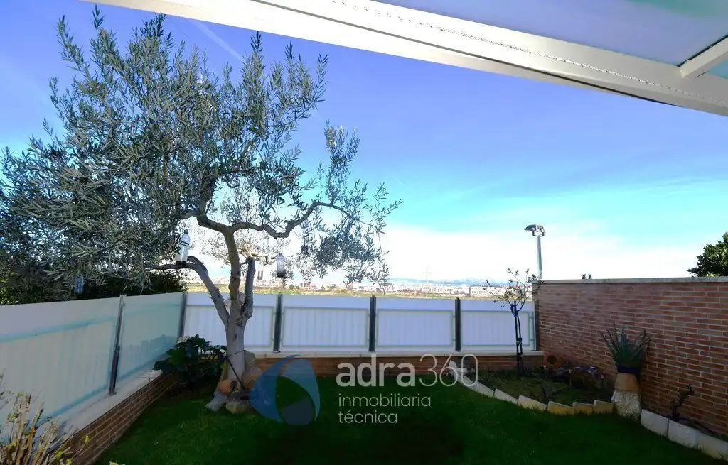 Jardín de Casa adosada en venta en Lardero con Calefacción, Terraza y Trastero