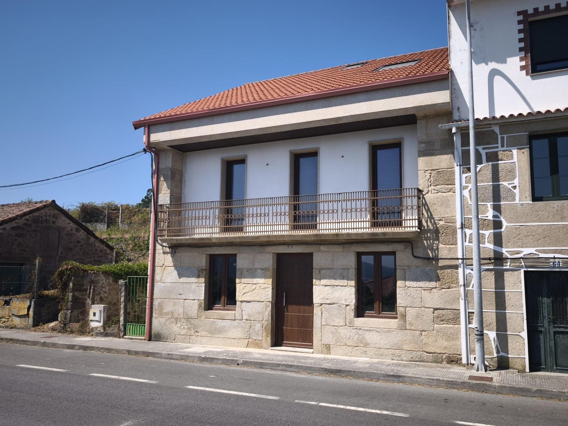 Vista exterior de Casa adosada en venda en Outes amb Balcó