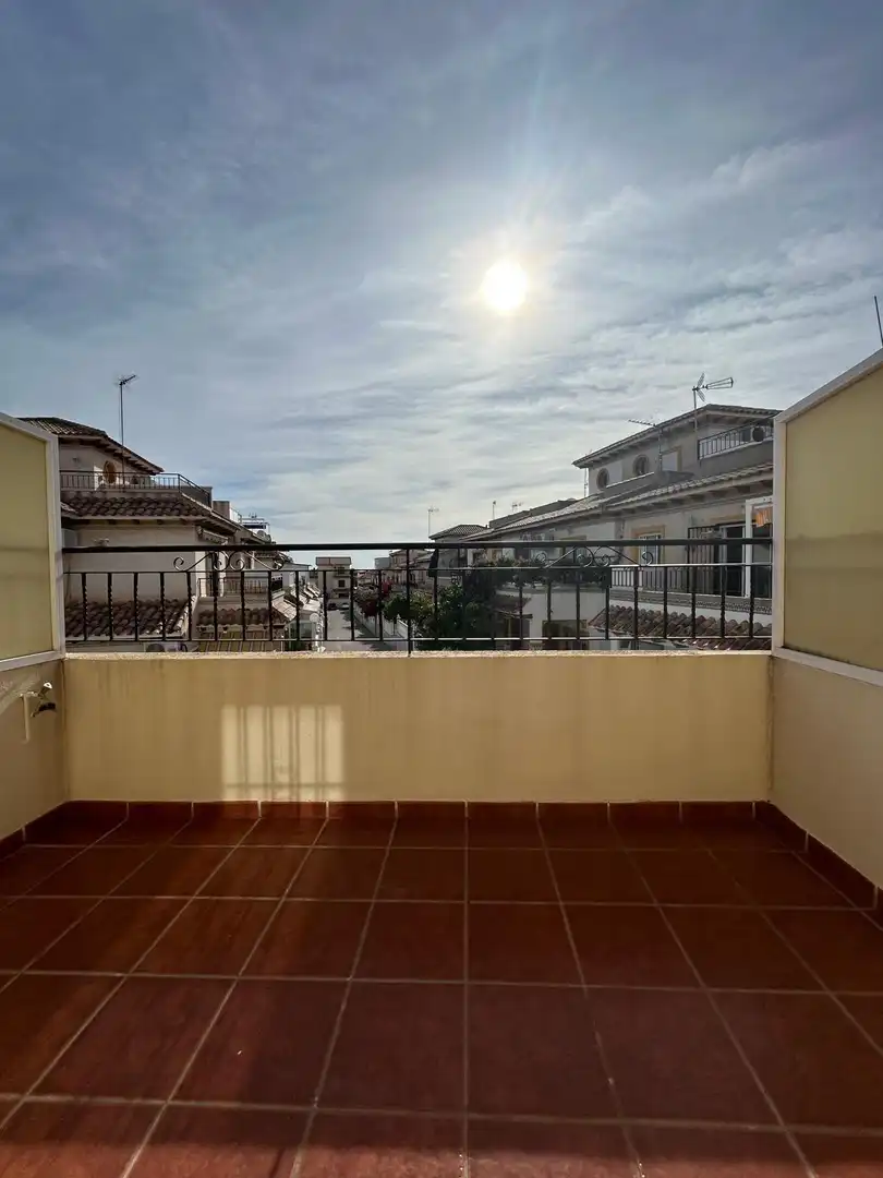 Vista exterior de Dúplex en venda en Torrevieja amb Aire condicionat, Terrassa i Piscina comunitària