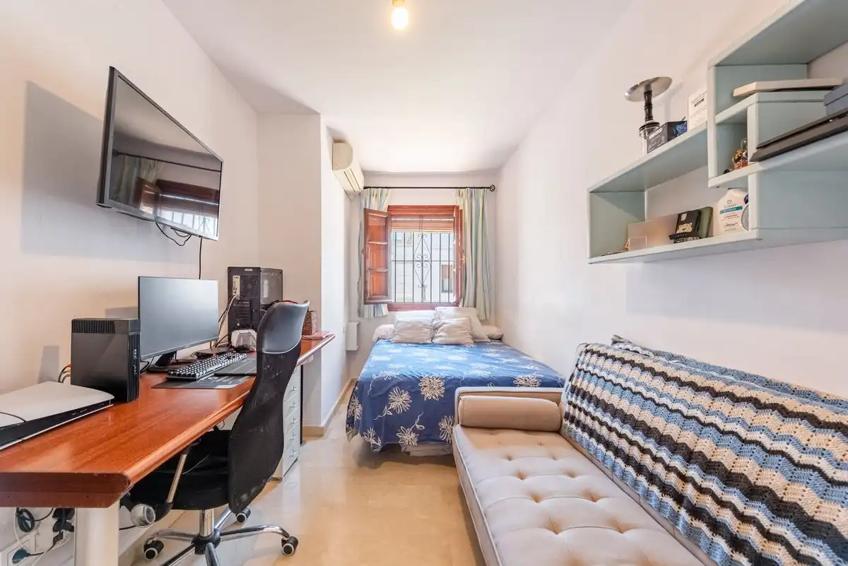 Schlafzimmer von Einfamilien-Reihenhaus zum Verkauf in Benahavís mit Klimaanlage, Heizung und Terrasse