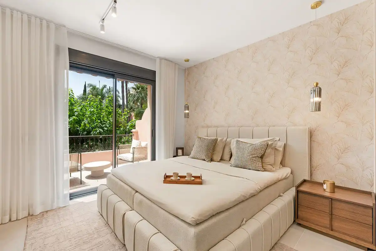 Dormitori de Casa adosada en venda en Marbella amb Aire condicionat, Terrassa i Piscina comunitària