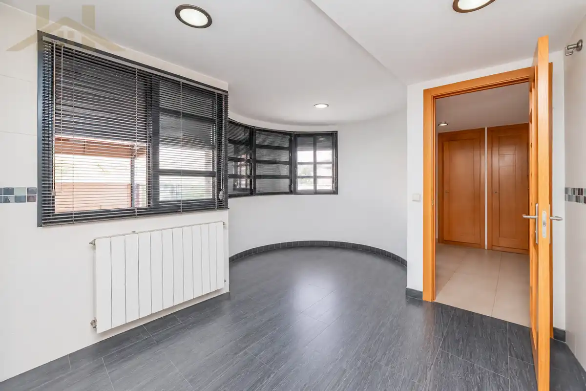 Einfamilien-Reihenhaus zum Verkauf in Valdemoro mit Klimaanlage, Privatgarten und Möbliert