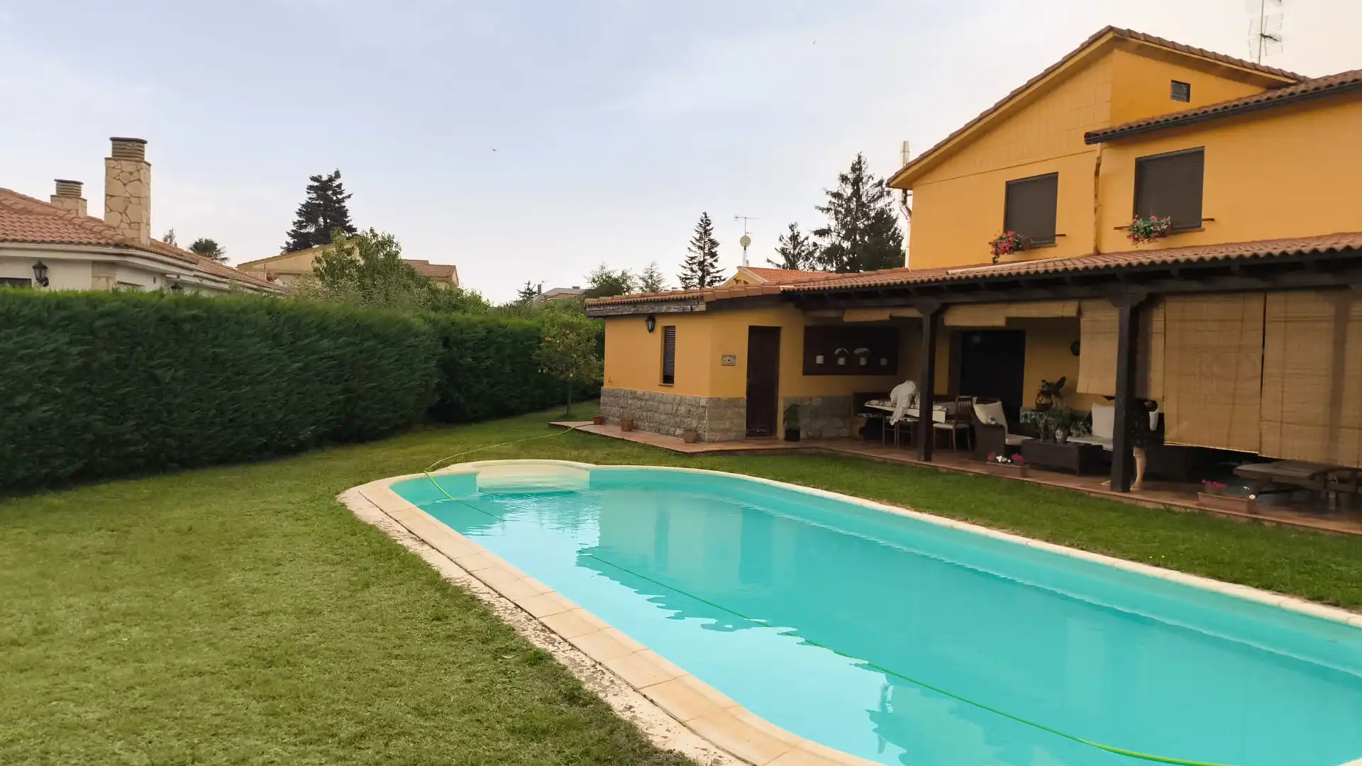 Piscina de Casa o chalet en venta en Valencia de Don Juan con Jardín privado, Piscina y Balcón