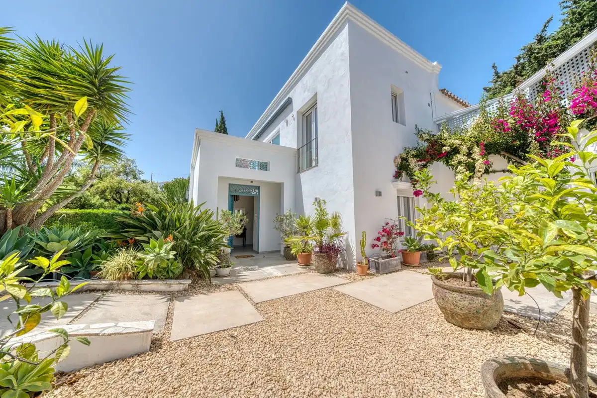Vista exterior de Casa o xalet en venda en Marbella amb Aire condicionat, Jardí privat i Terrassa