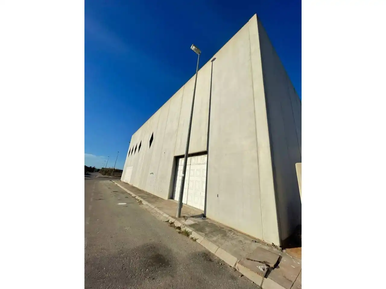Vista exterior de Nave industrial de alquiler en Alzira