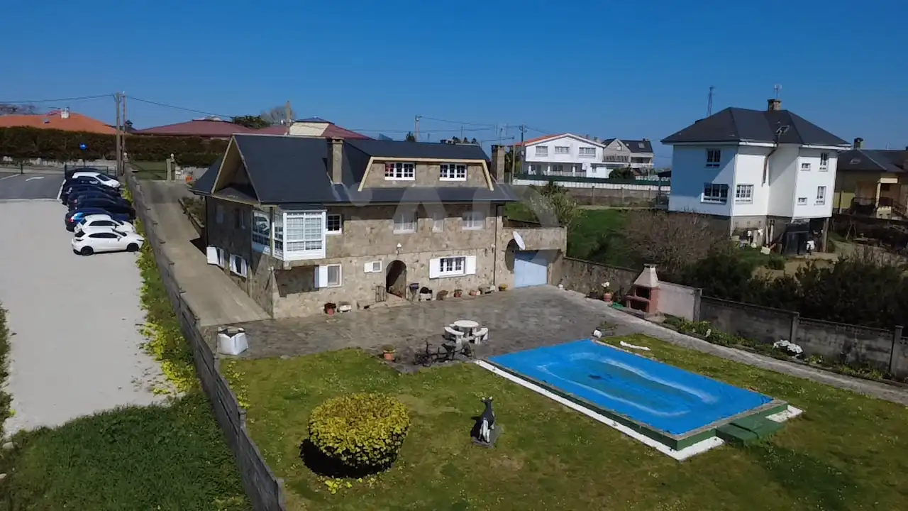 Piscina de Casa o xalet en venda en A Coruña Capital  amb Calefacció