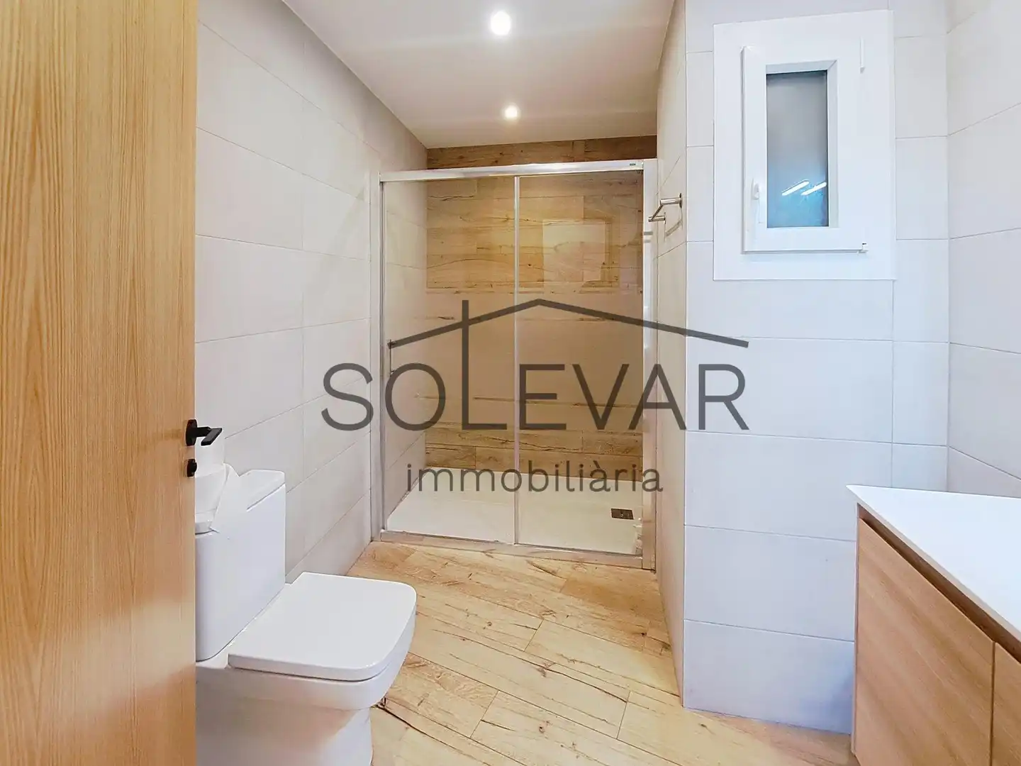 Badezimmer von Wohnung zum Verkauf in Tremp mit Heizung und Balkon