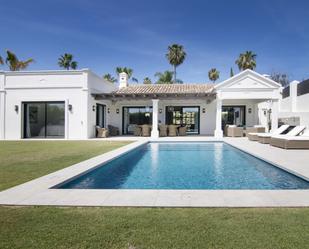 Vista exterior de Casa o xalet en venda en Marbella amb Aire condicionat, Calefacció i Jardí privat