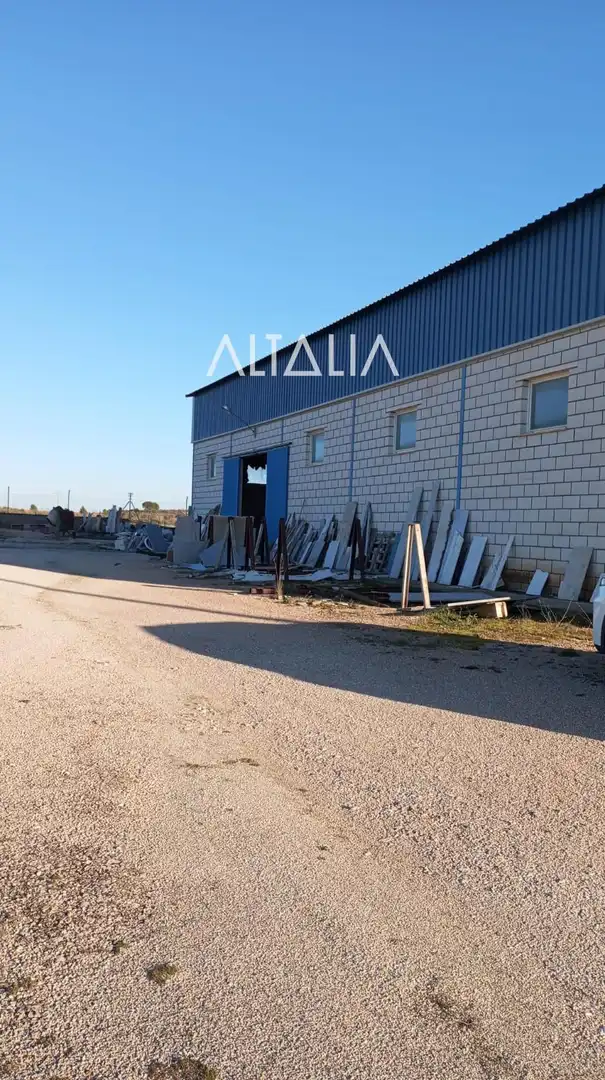 Vista exterior de Nave industrial en venta en Osa de la Vega