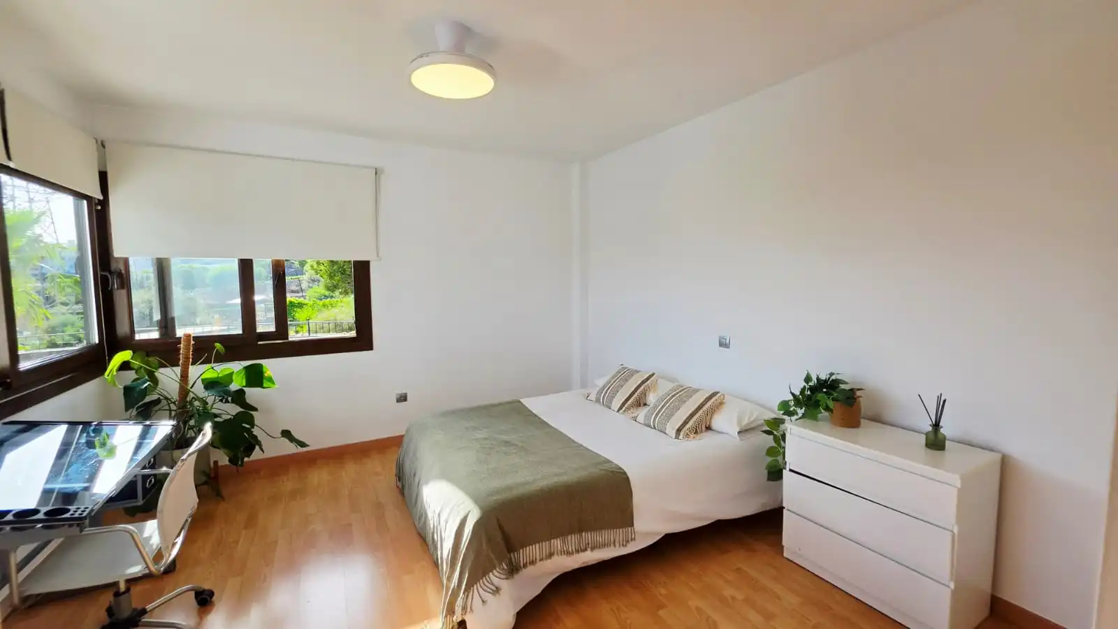 Dormitori de Casa o xalet en venda en Fuengirola amb Aire condicionat, Jardí privat i Terrassa