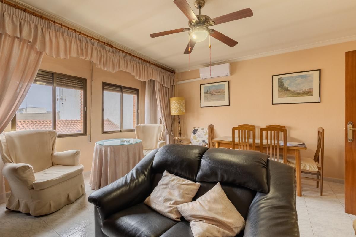 Sala d'estar de Casa o xalet en venda en Valdepeñas amb Aire condicionat, Terrassa i Traster