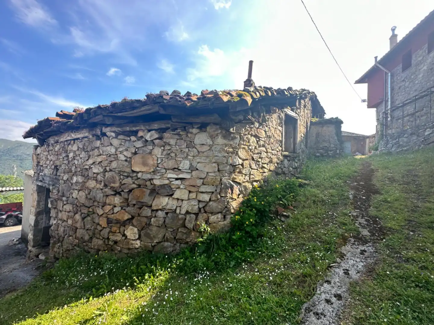 Vista exterior de Casa o xalet en venda en Salas amb Jardí privat