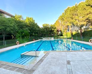 Swimming pool of Flat for sale in Pozuelo de Alarcón