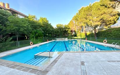 Swimming pool of Flat for sale in Pozuelo de Alarcón