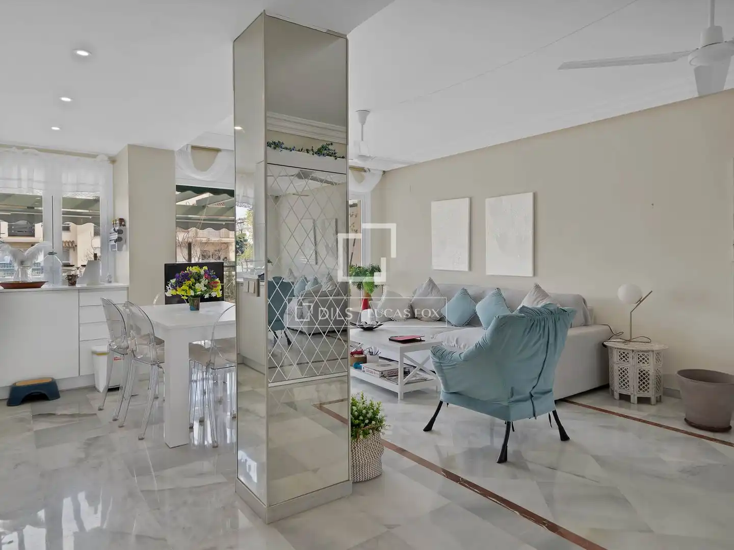 Sala de estar de Ático en venta en Marbella con Aire acondicionado, Calefacción y Jardín privado