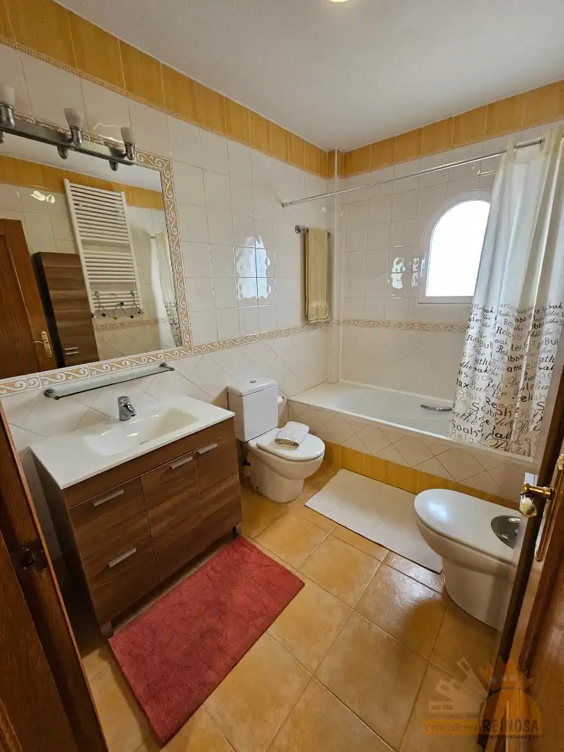 Badezimmer von Einfamilien-Reihenhaus zum Verkauf in Molina de Segura mit Klimaanlage, Heizung und Privatgarten