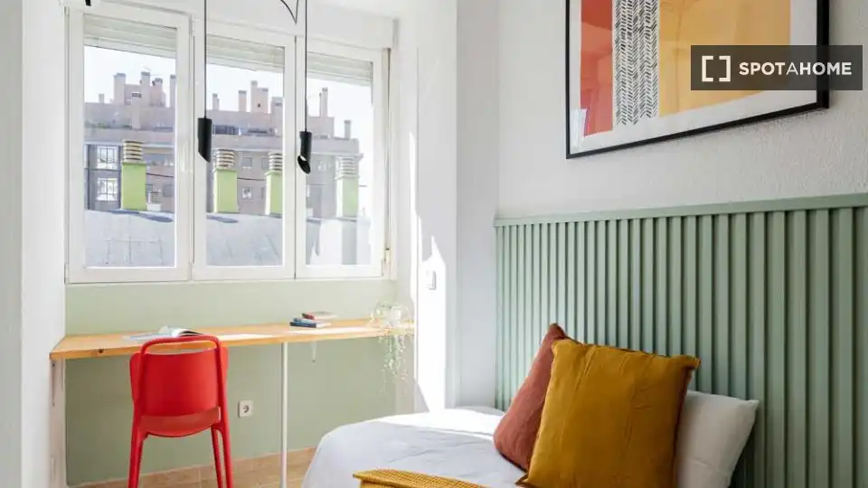 Bedroom of Flat for share in Tetuán