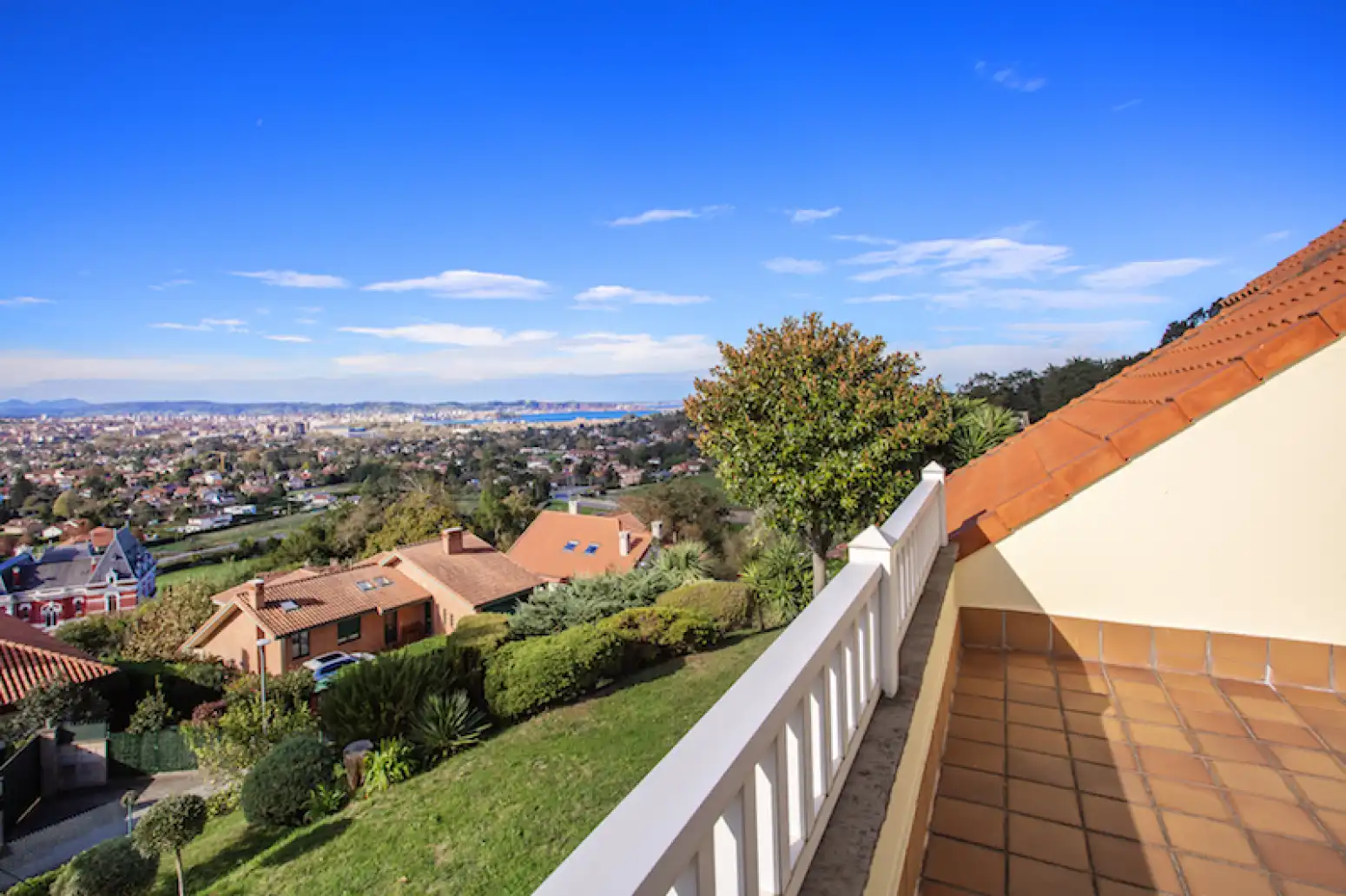 Vista exterior de Casa o xalet en venda en Gijón  amb Calefacció, Parquet i Terrassa