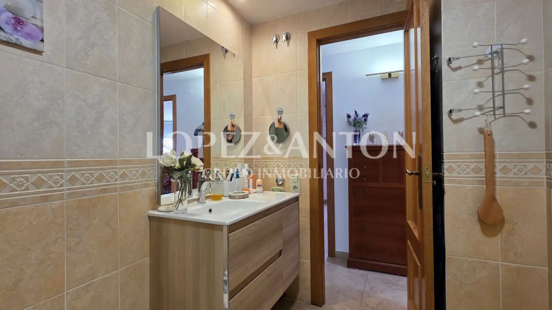 Bathroom of Flat for sale in L'Eliana  with Air Conditioner, Oven and Balcony