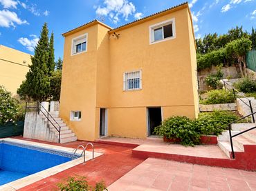 Detached house with pool for sale in Calle Colombia 26