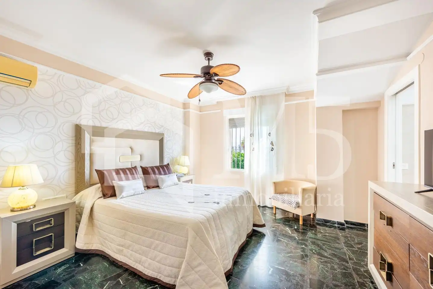 Dormitori de Casa adosada en venda en Vélez-Málaga amb Aire condicionat, Jardí privat i Terrassa
