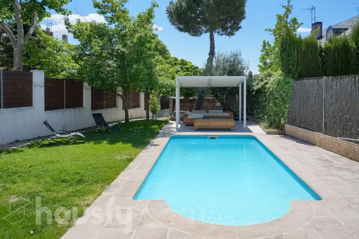 Piscina de Casa o xalet en venda en Pozuelo de Alarcón amb Aire condicionat, Calefacció i Jardí privat