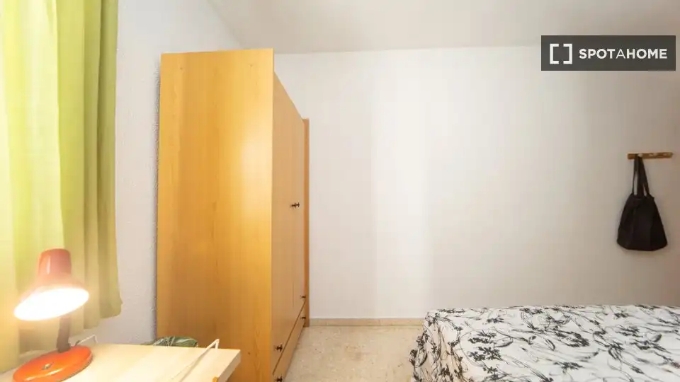 Habitación de Piso de alquiler en Granada con Aire acondicionado, Calefacción y Amueblado