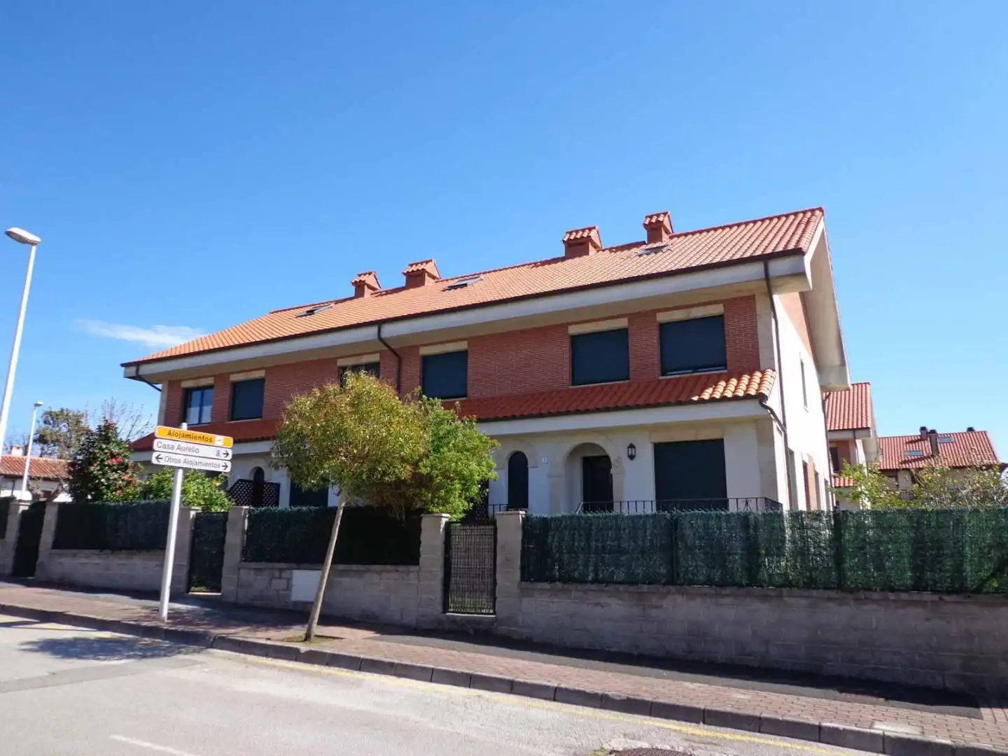 Vista exterior de Casa o xalet de lloguer en Ribamontán al Mar amb Aire condicionat, Jardí privat i Parquet