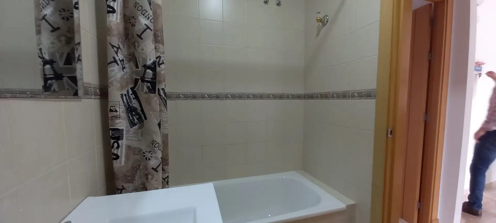 Bathroom of Apartments for rent in Chiclana de la Frontera  with Air Conditioner, Furnished and Oven