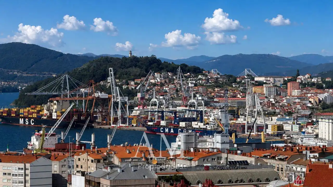 Vista exterior de Dúplex en venda en Vigo  amb Calefacció, Terrassa i Traster