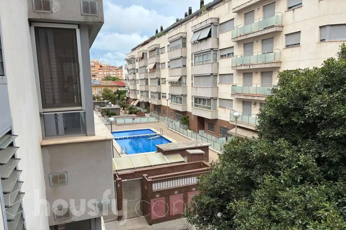 Exterior view of Flat for rent in Valencia  with Air Conditioner, Storage room and Balcony