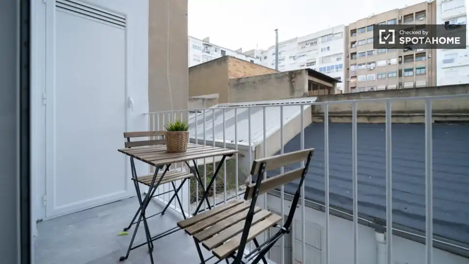 Appartamento con terrazza in affitto a L'Eixample, imagen 15