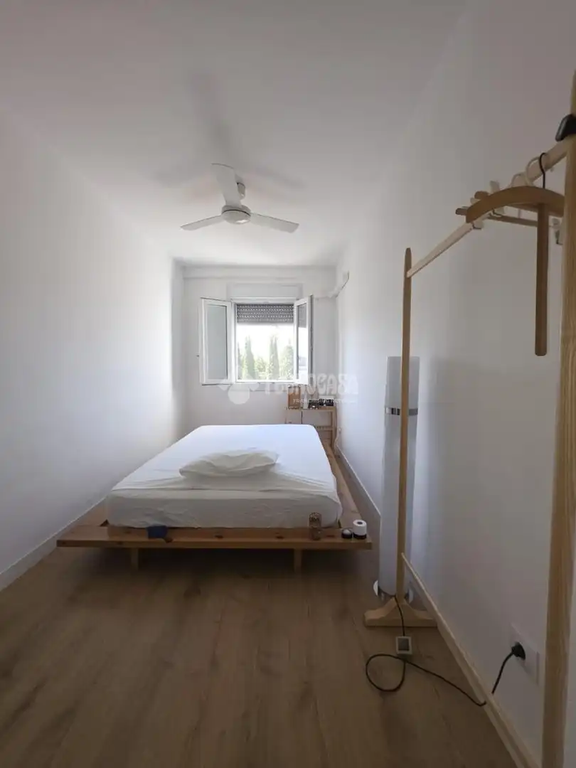 Bedroom of Flat for sale in Sevilla  with Air Conditioner, Terrace and Balcony
