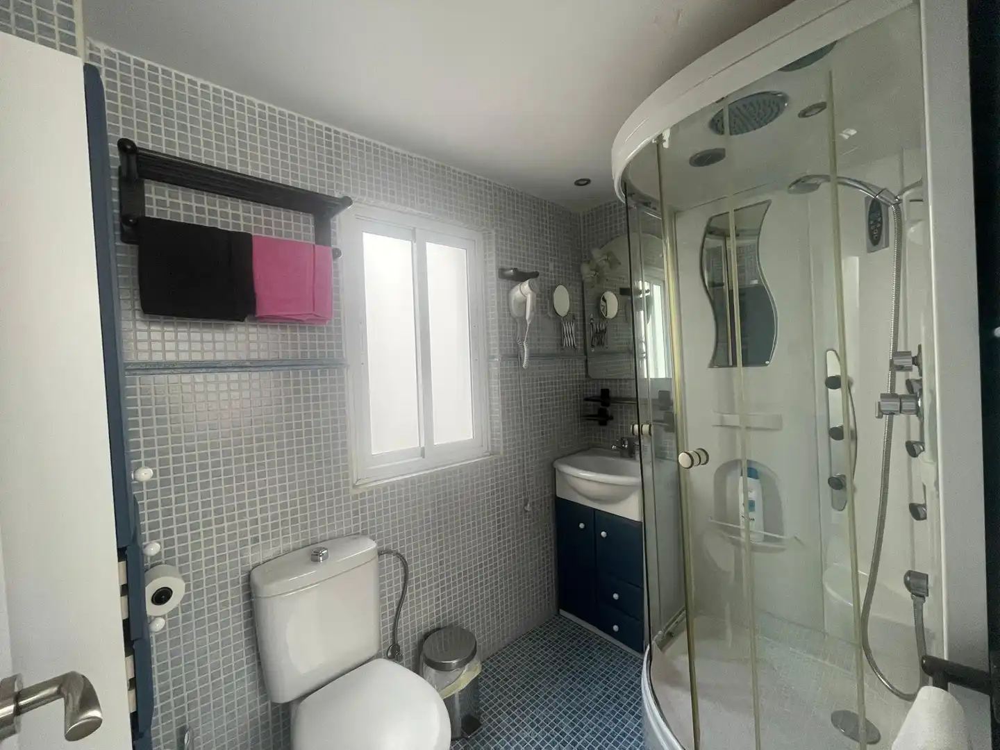 Bathroom of Flat for sale in Granada  with Air Conditioner, Heating and Balcony