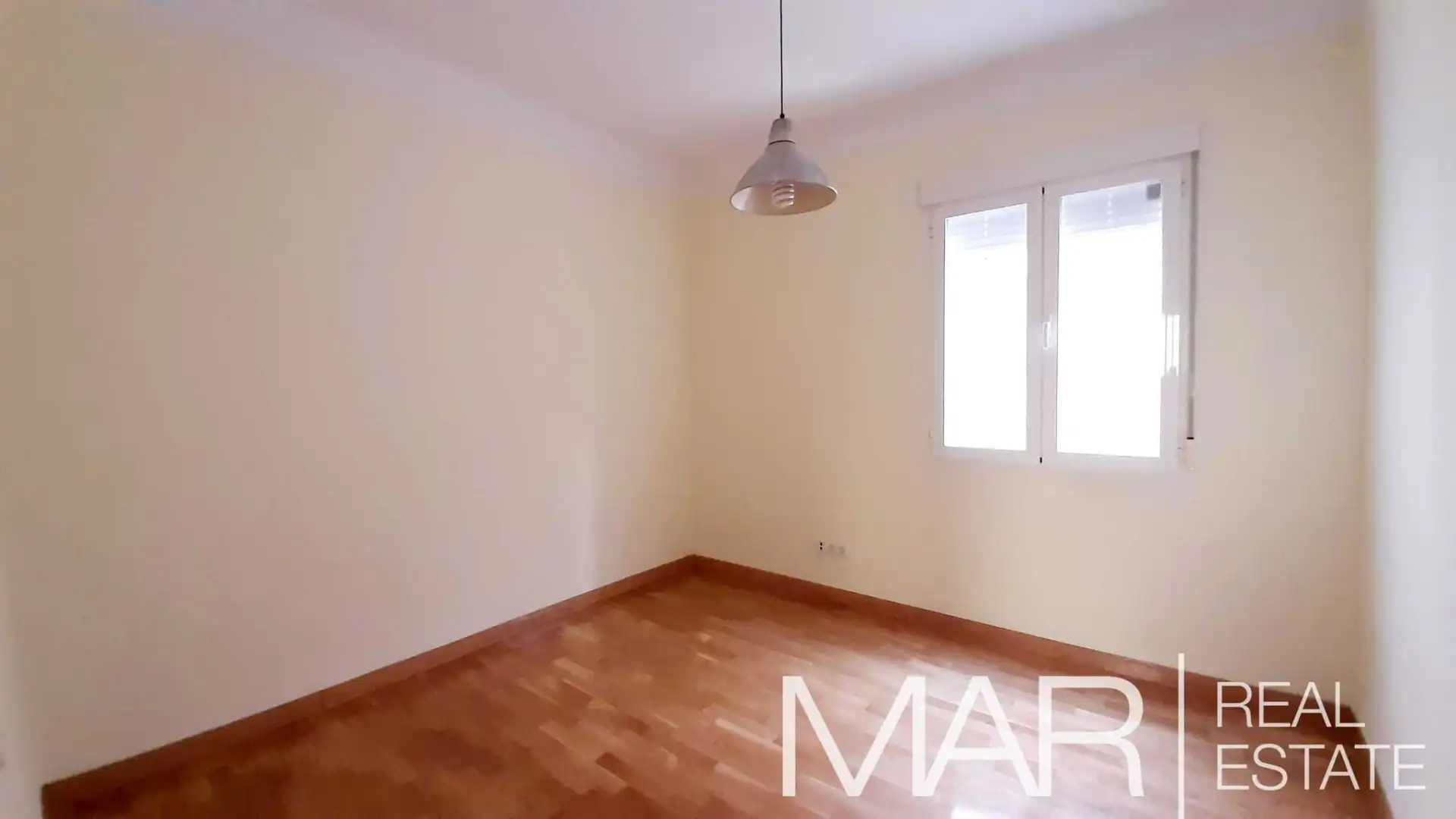 Schlafzimmer von Büro zur Miete in Madrid mit Klimaanlage, Heizung und Möbliert