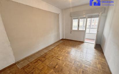 Sala d'estar de Pis en venda en Oviedo  amb Traster i Balcó