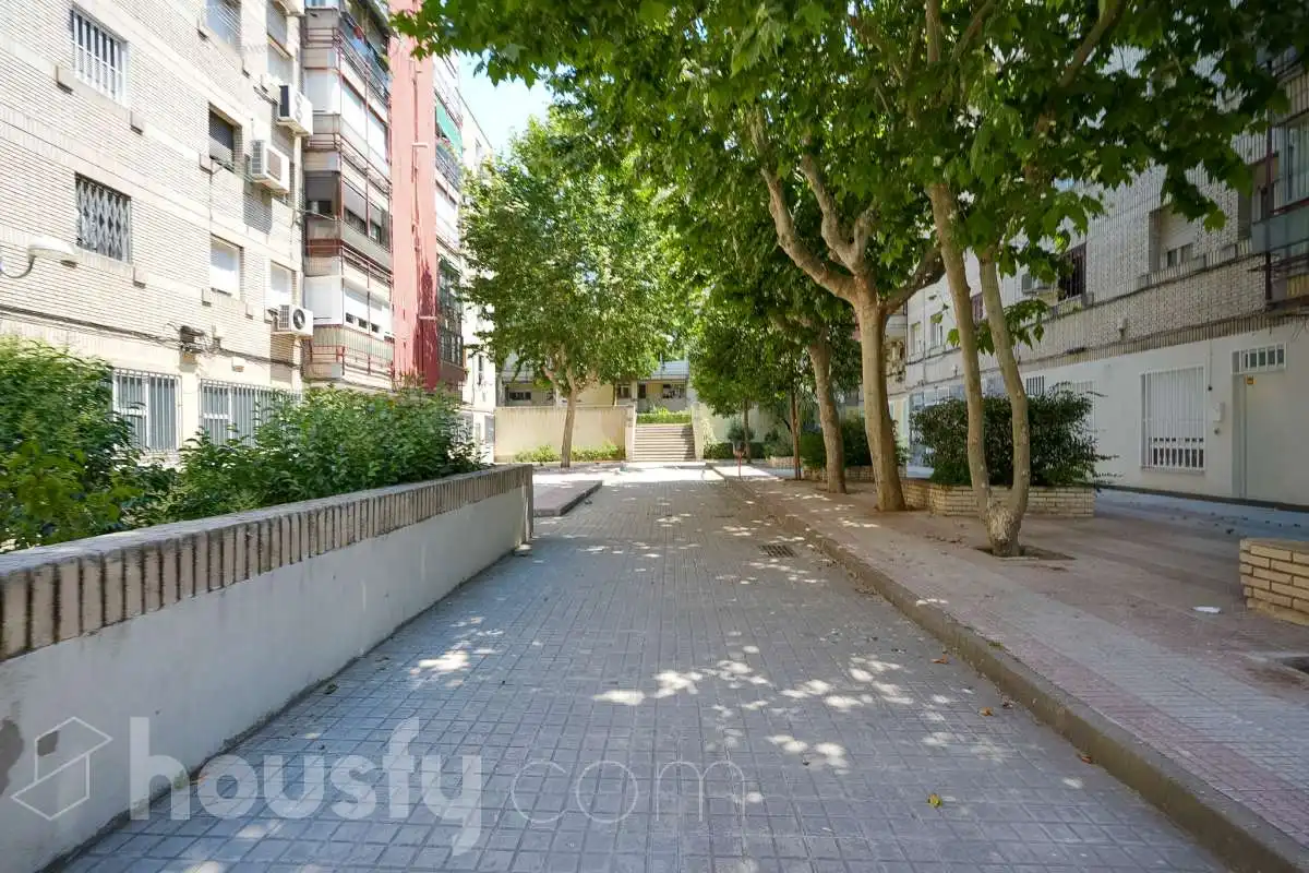 Exterior view of Flat for sale in Madrid  with Heating and Furnished