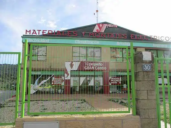 Außenansicht von Fabrikhallen zum Verkauf in San Martín de Valdeiglesias