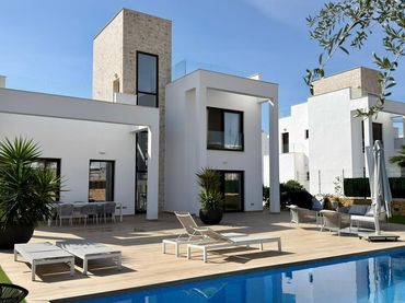 Villa con piscina in vendita a Calle EQUADOR
