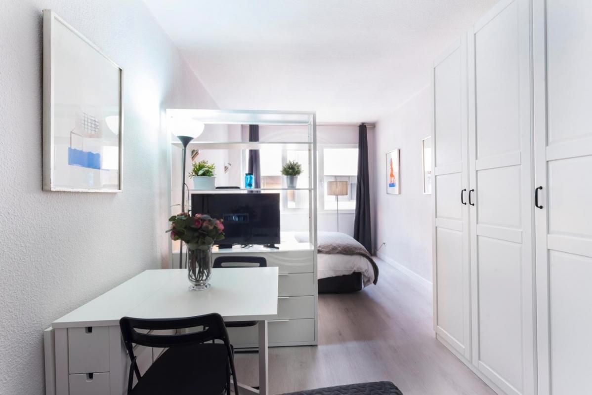 Dormitori de Apartament de lloguer en  Madrid Capital amb Aire condicionat, Moblat i Es permeten mascotes