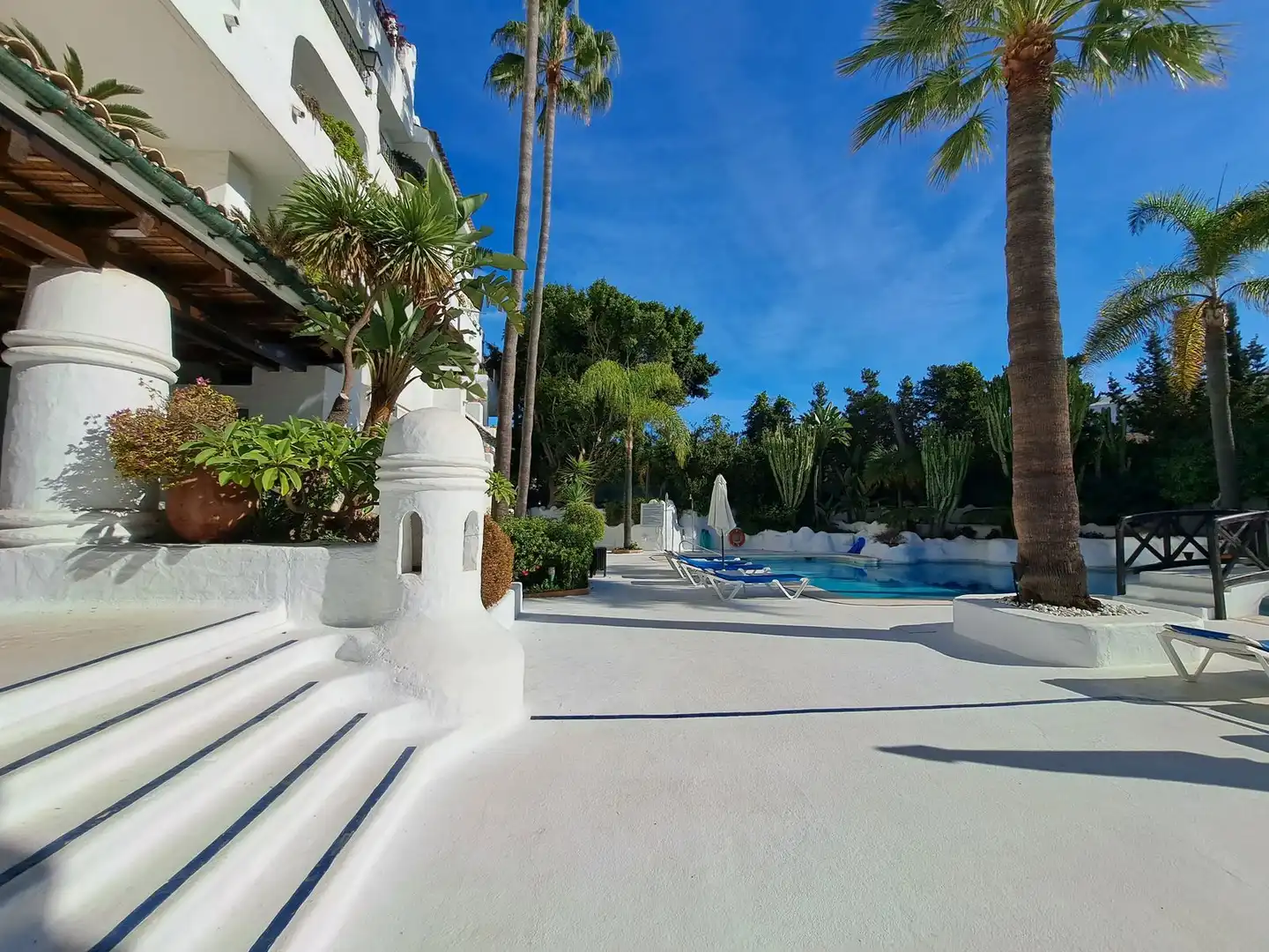 Piscina de Pis en venda en Marbella amb Aire condicionat, Moblat i TV