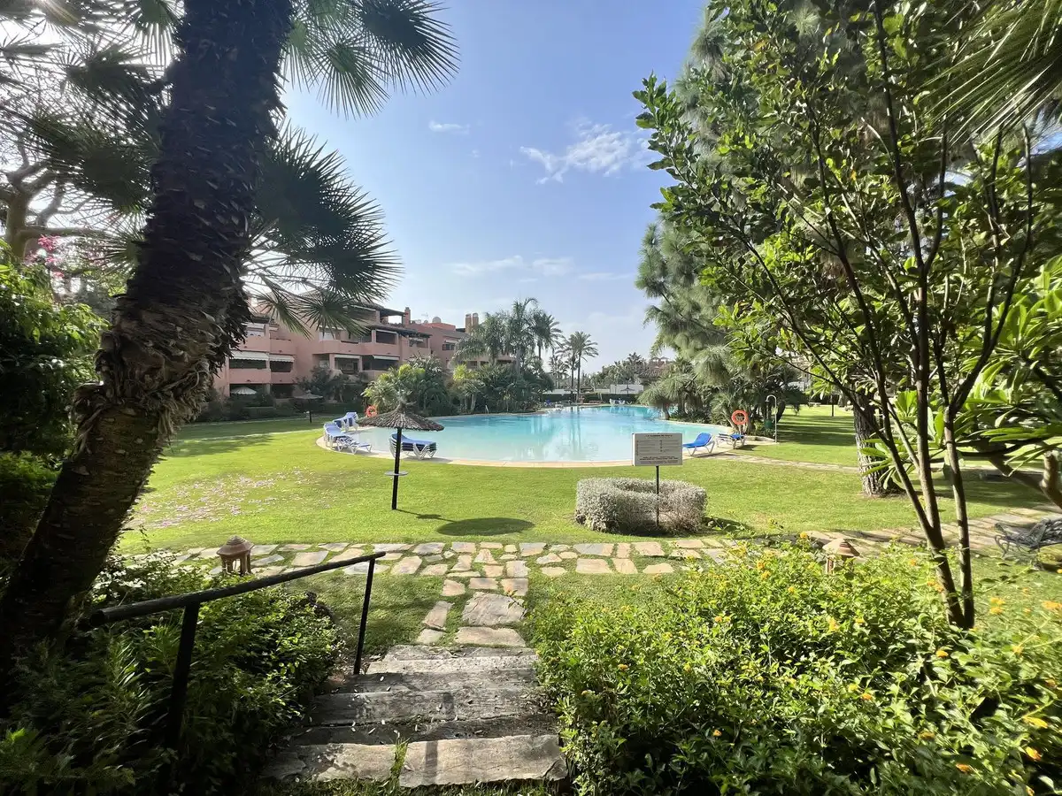 Piscina de Apartament de lloguer en Estepona amb Aire condicionat, Moblat i Balcó