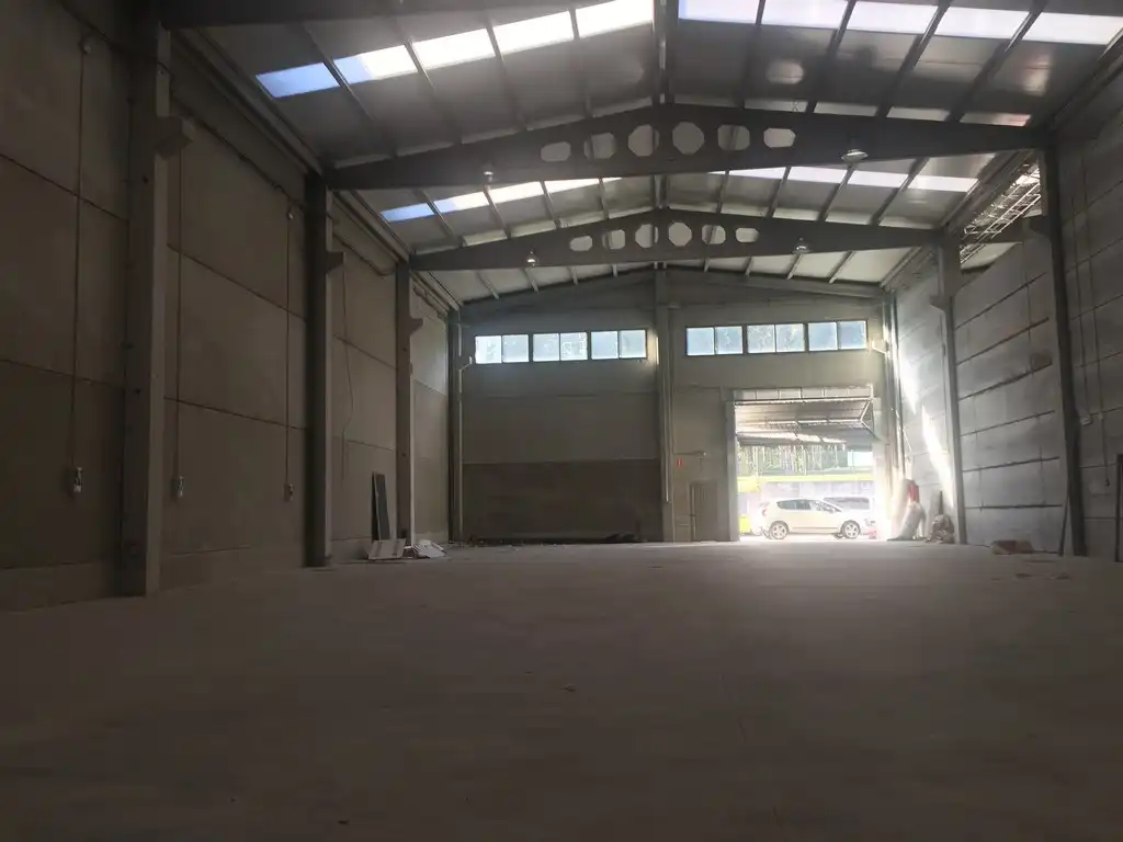 Fabrikhallen zur Miete in Carral