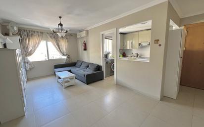 Sala d'estar de Apartament en venda en Fuengirola amb Aire condicionat