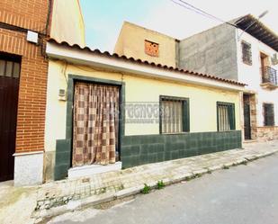 Vista exterior de Casa adosada en venda en Madridejos amb Jardí privat