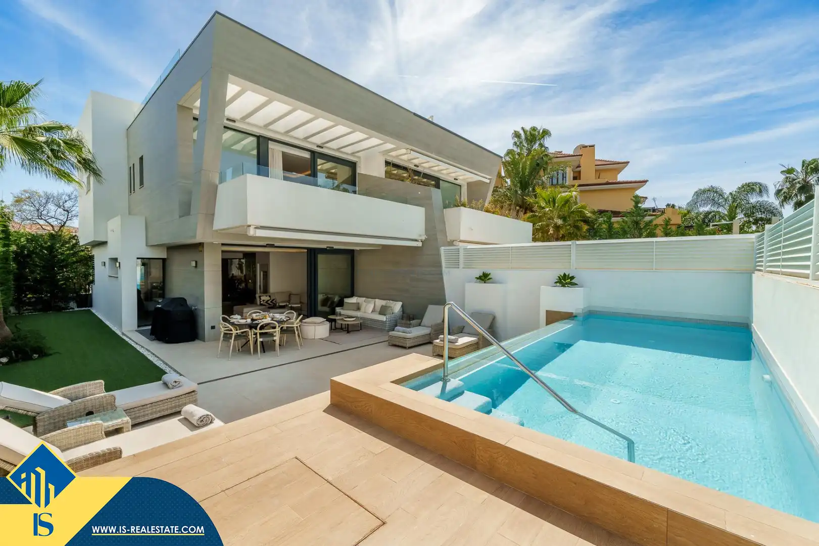 Casa con piscina en venta en Nueva Andalucía